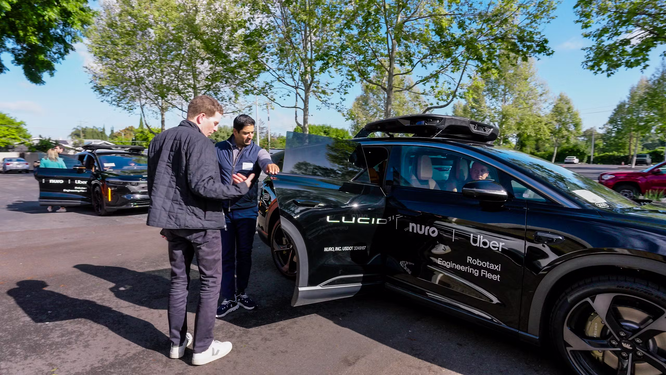 Lucid Uber Robotaxi Deal Expands to 35,000 Vehicles: $500M Investment and New CEO from Elevator Industry