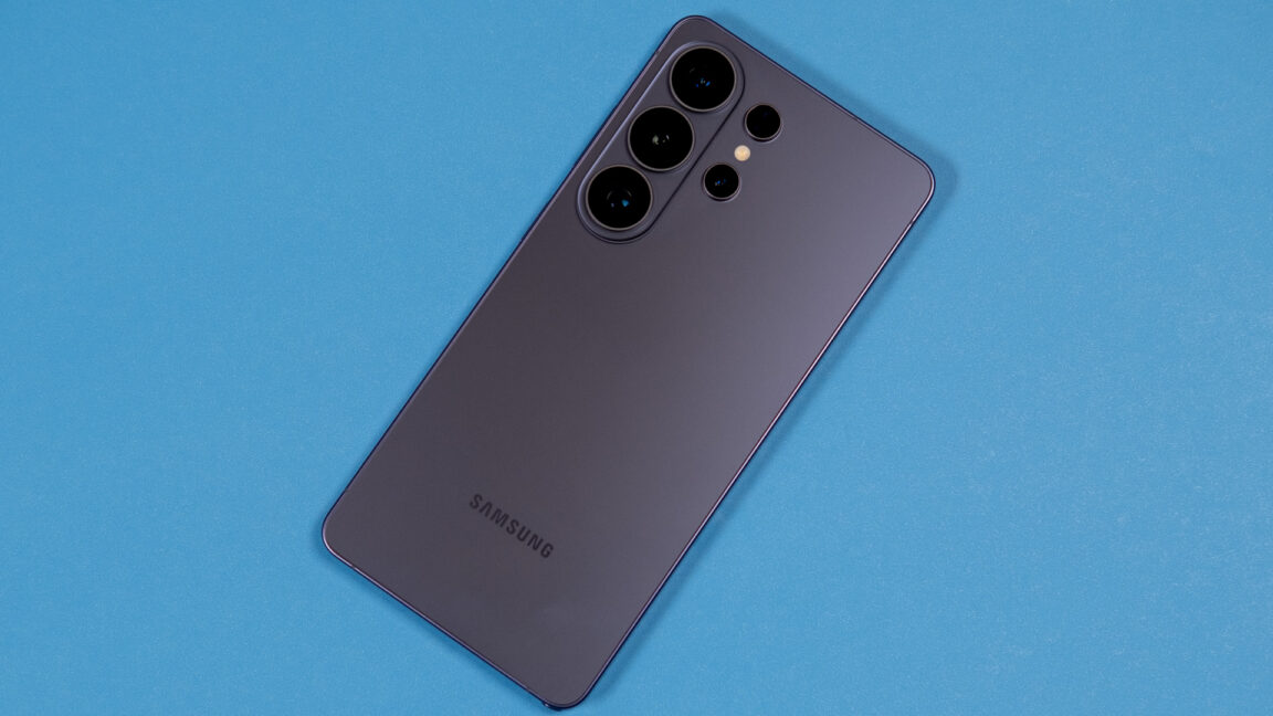 Samsung May Post First Smartphone Loss as AI Eats Memory Supply