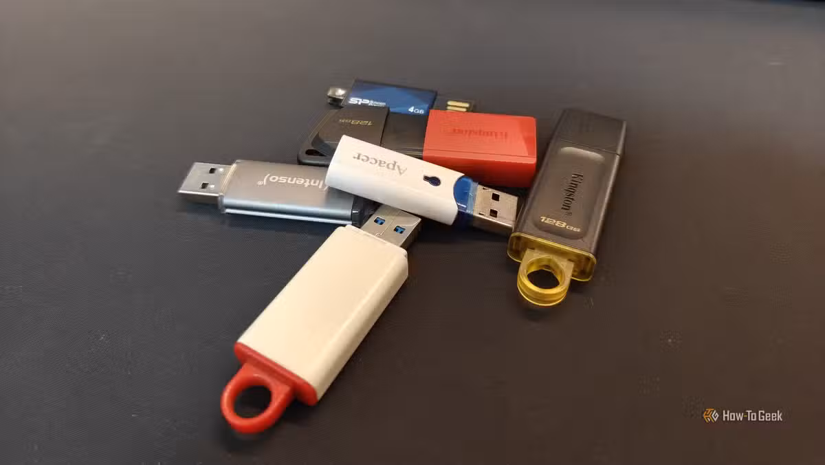 Old USB drives formatted as FAT32 work reliably with most UEFI systems