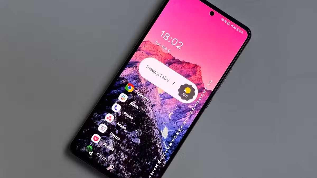 Niagara Launcher offers a minimal, text-based interface that stands apart from stock options