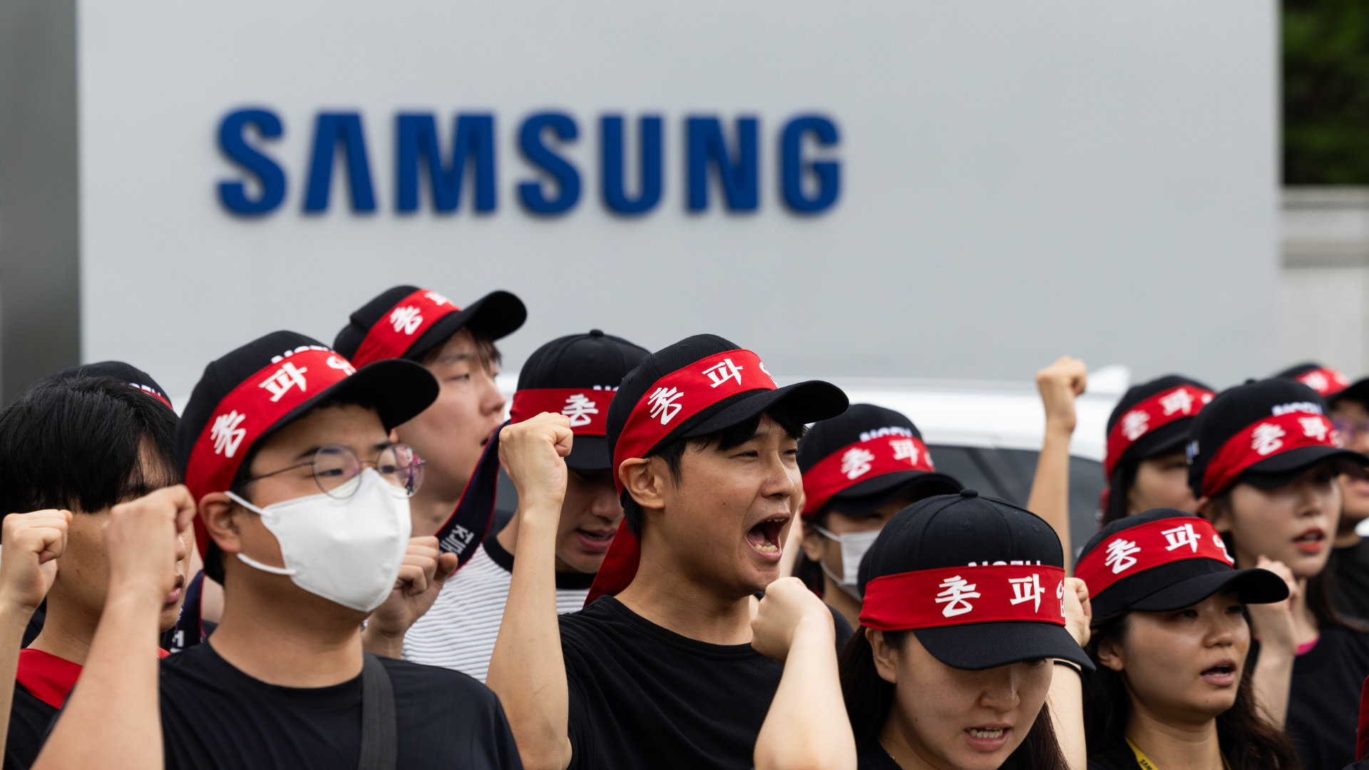 Samsung Chip Workers Reject $340K Bonus, Demand Annual Pay