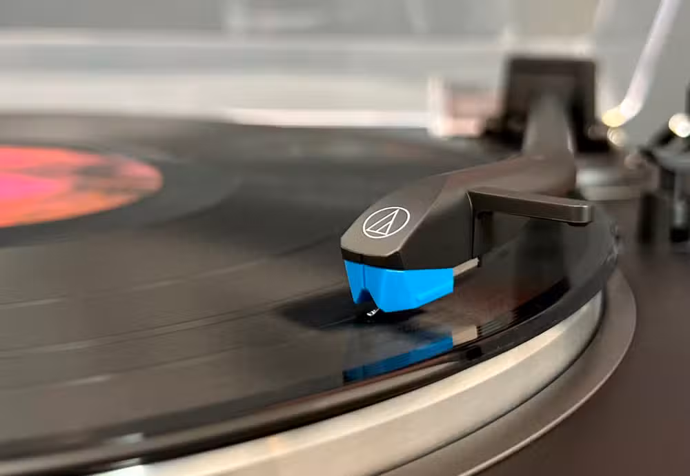 A turntable connected to an energy monitoring plug can trigger receiver and lighting automations automatically