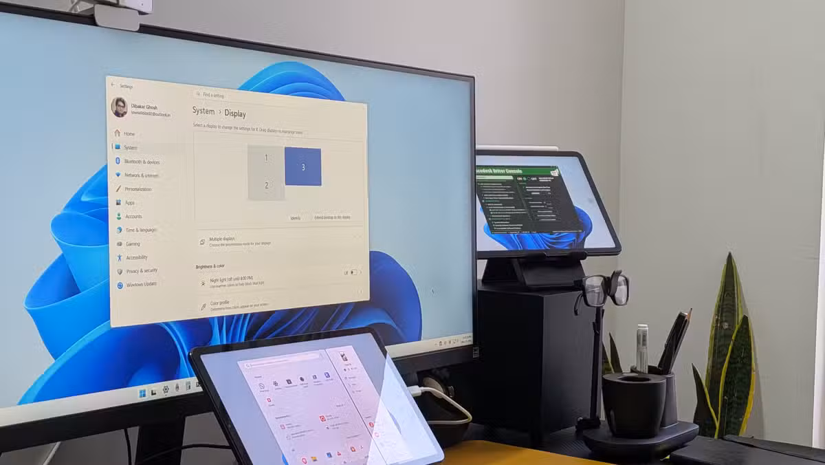 Windows 11 display settings showing the tablet detected as a third extended display