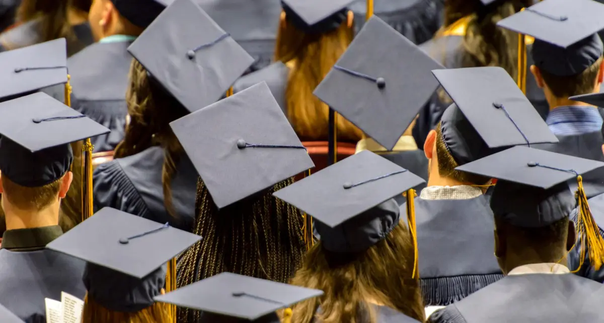 Students Boo AI Mentions at 2026 Commencement Speeches