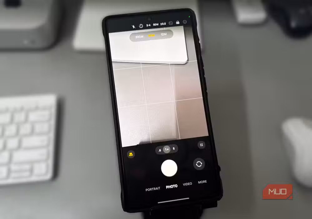 Switching between 12MP, 50MP, and 200MP modes in Samsung's camera app
