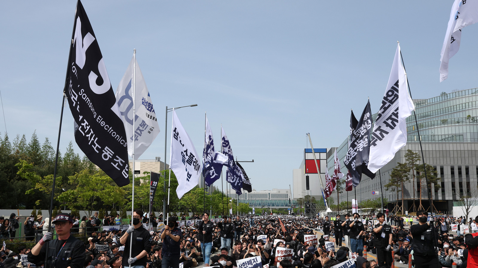 Samsung Union Suspends Strike After Bonus Deal