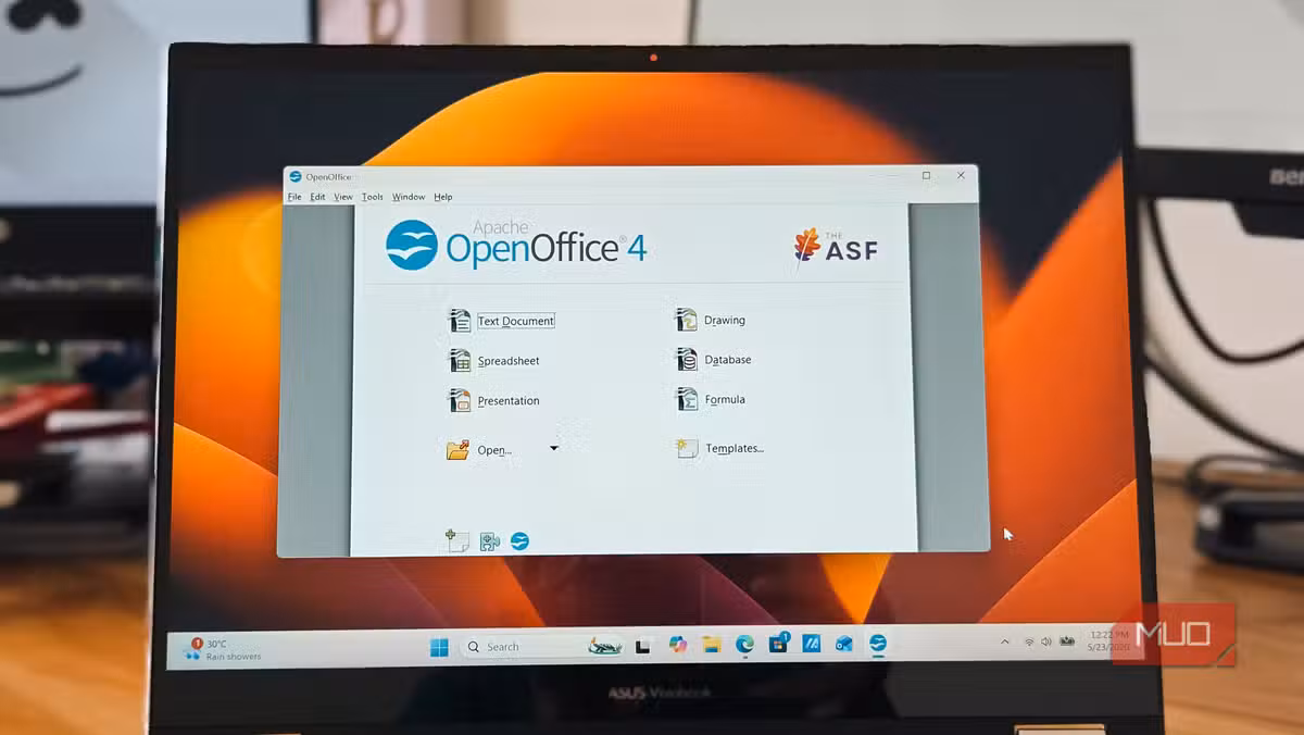 ReactOS running in a virtual machine, with an interface that resembles Windows XP