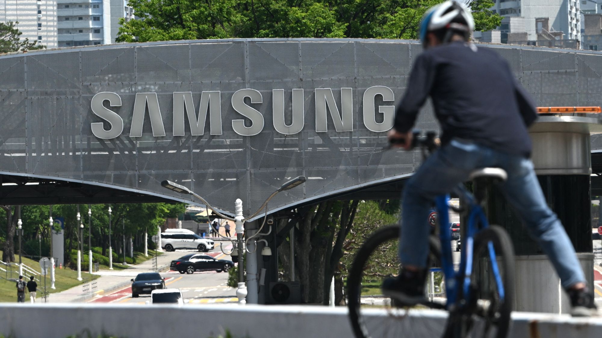Samsung Chip Workers Get $400K Bonuses, Phone Staff Get $4K