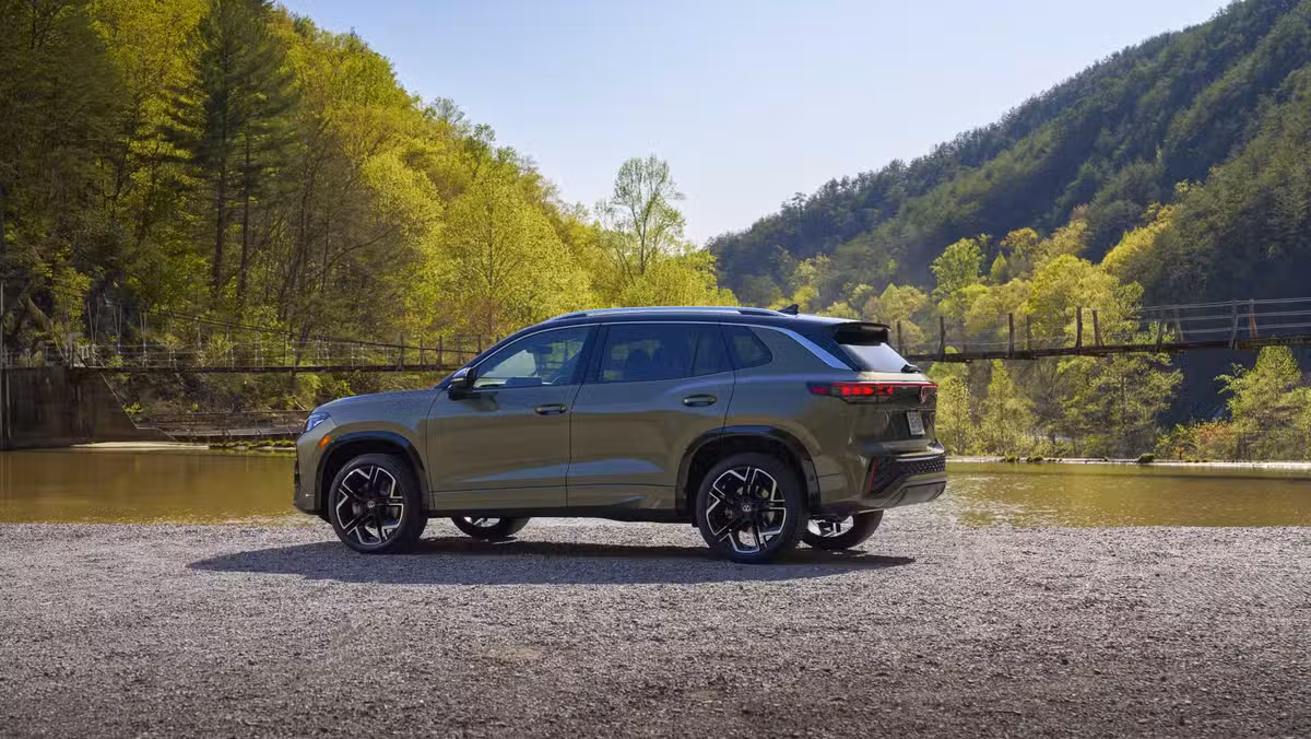 The 2026 Volkswagen Tiguan SEL R-Line in Avocado exterior