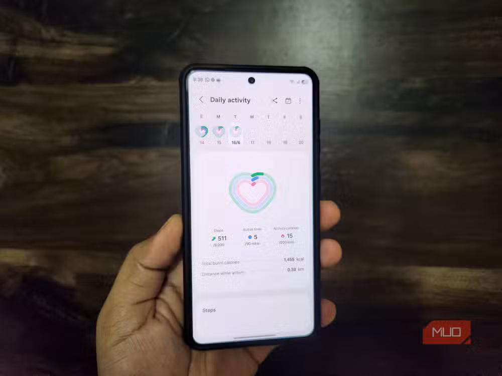 تطبيق Samsung Wallet يعرض بطاقات دفع رقمية وبطاقة صعود طائرة