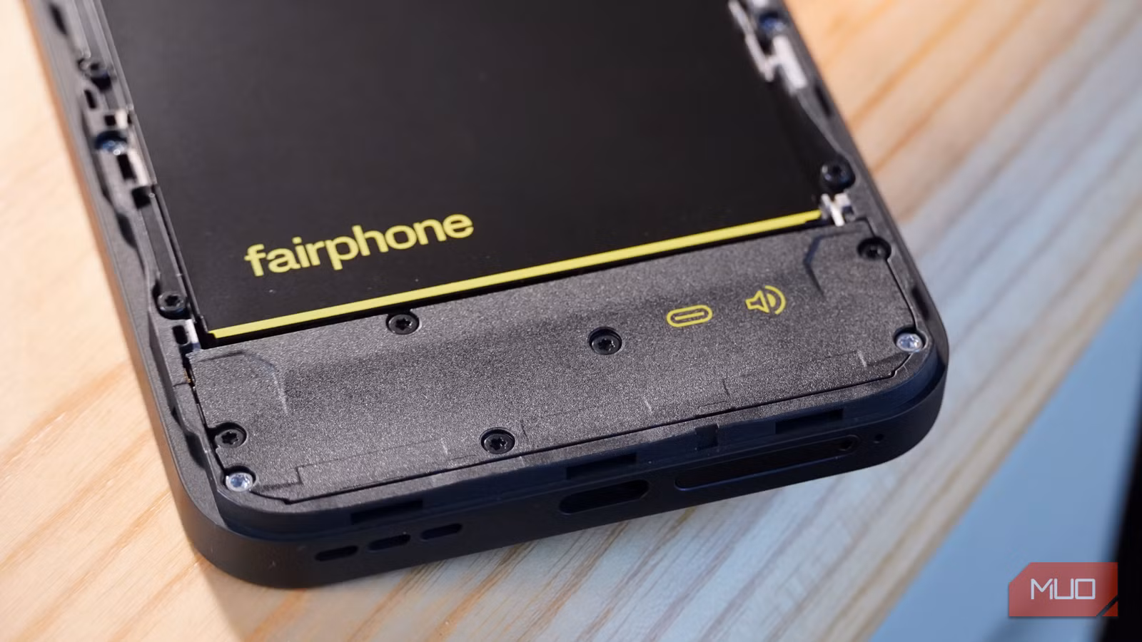 EU law forces phone makers to make batteries replaceable by 2027