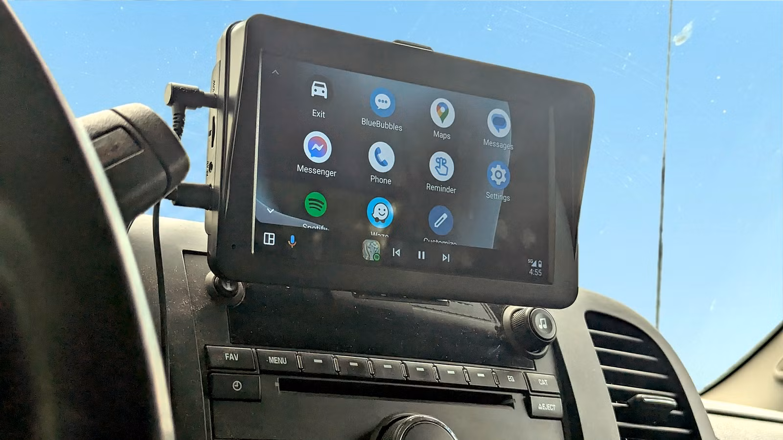 شاشات Android Auto المحمولة بـ45 دولاراً: كيف تُحوّل سيارتك القديمة إلى طراز 2026
