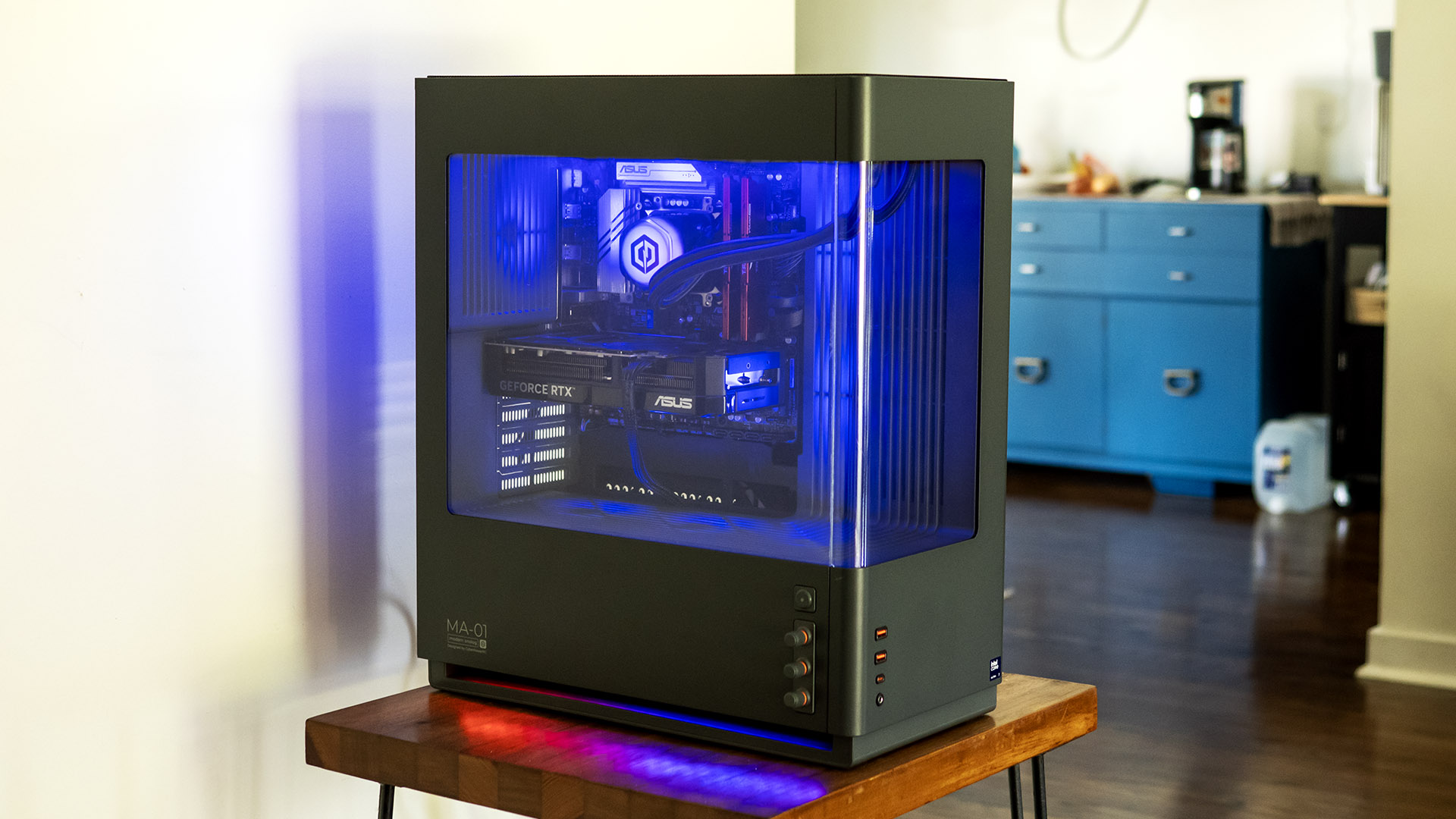 المكونات الداخلية لحاسوب CyberPowerPC تظهر البطاقة الرسومية ونظام التبريد