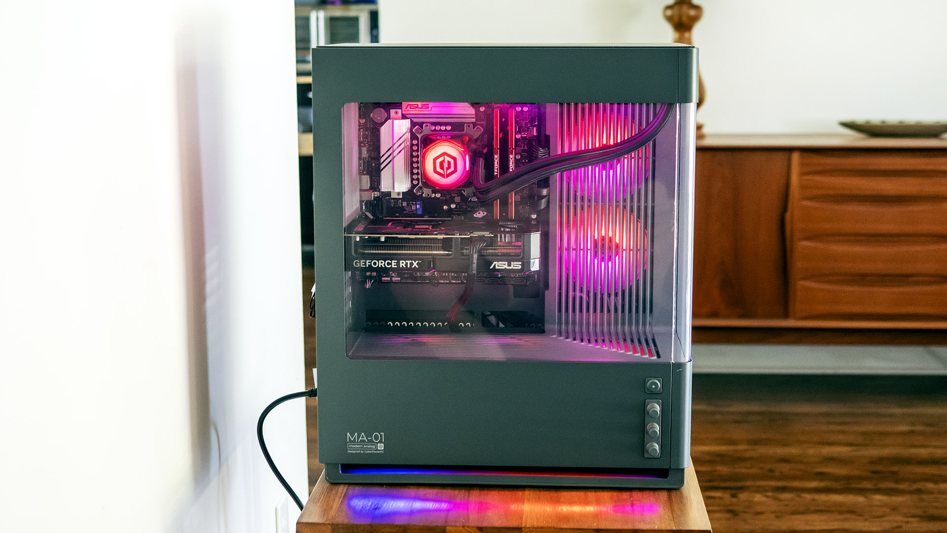 حاسوب CyberPowerPC في بيئة مكتب منزلي مع إضاءة RGB
