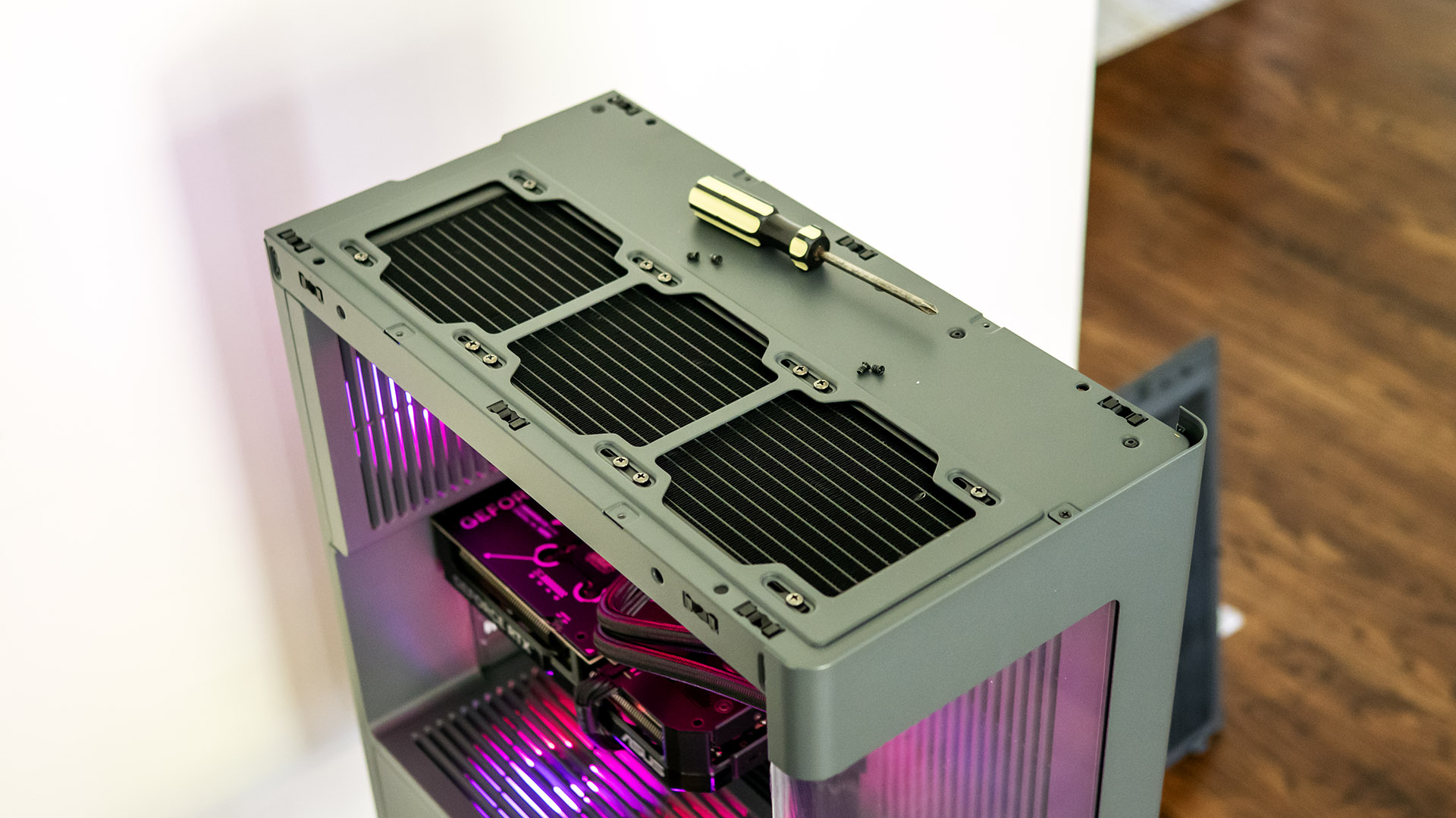 نظرة على الأبعاد الخارجية لحاسوب CyberPowerPC بحجم mid-tower