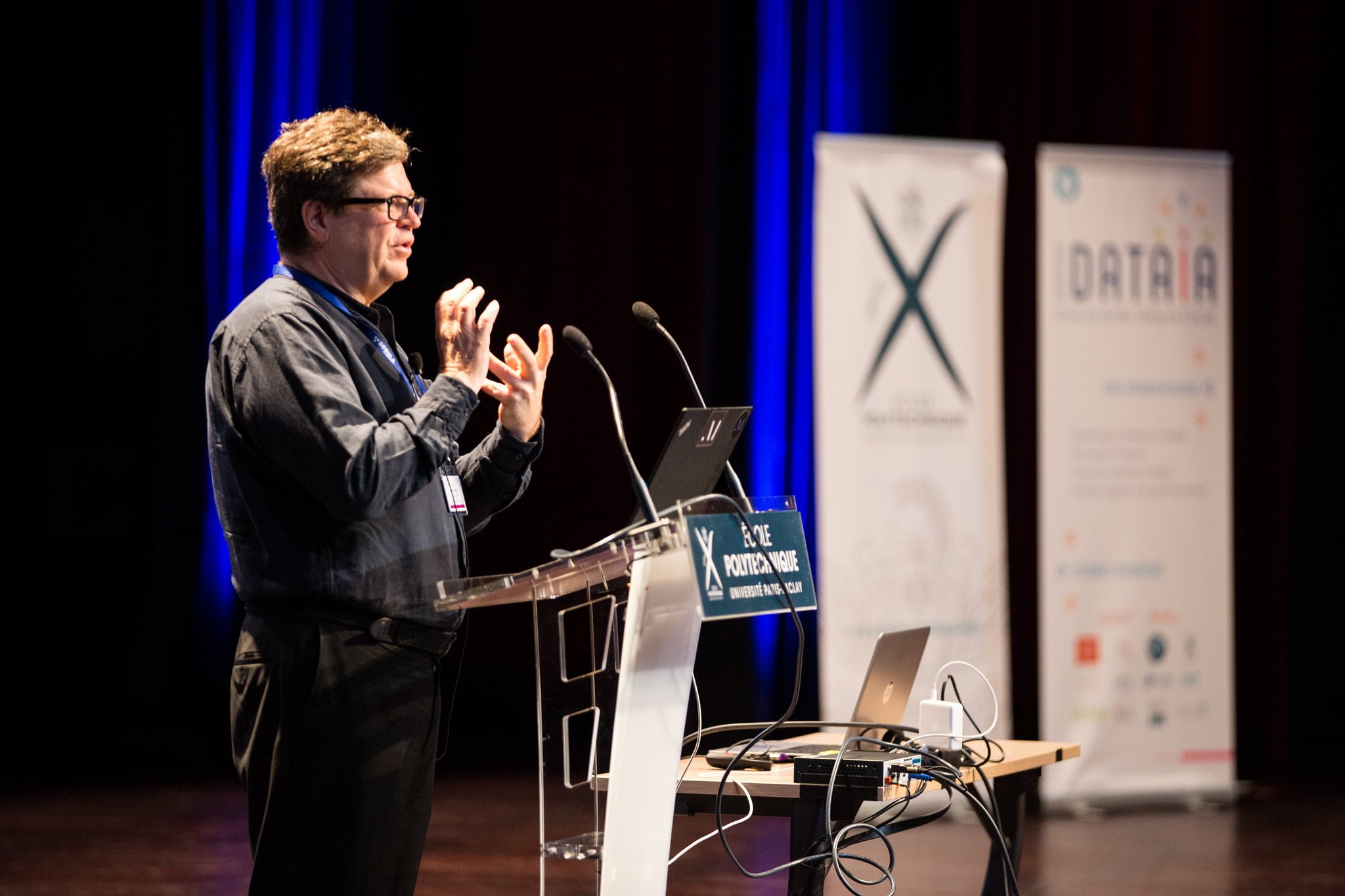 لوكان يتوقع انفجار فقاعة الذكاء الاصطناعي: OpenAI وAnthropic في مرمى التحذير