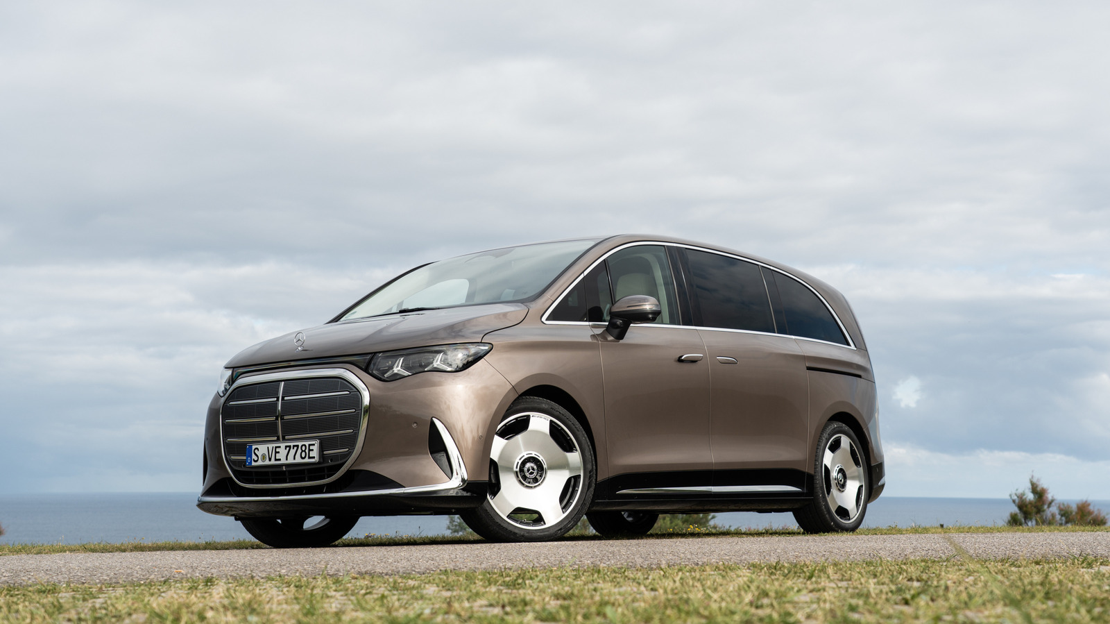 Mercedes VLE first drive: 8K screens, 435-mile range, minivan stigma