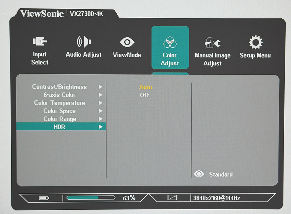 شاشة ViewSonic VX2730D-4K في بيئة مكتب ألعاب نموذجية