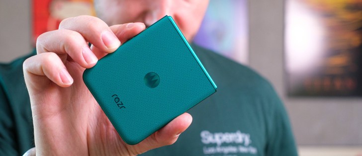 مراجعة Motorola Razr 70: مفصلة تيتانيوم وذاكرة أقل بنفس السعر — هل يستحق الترقية؟