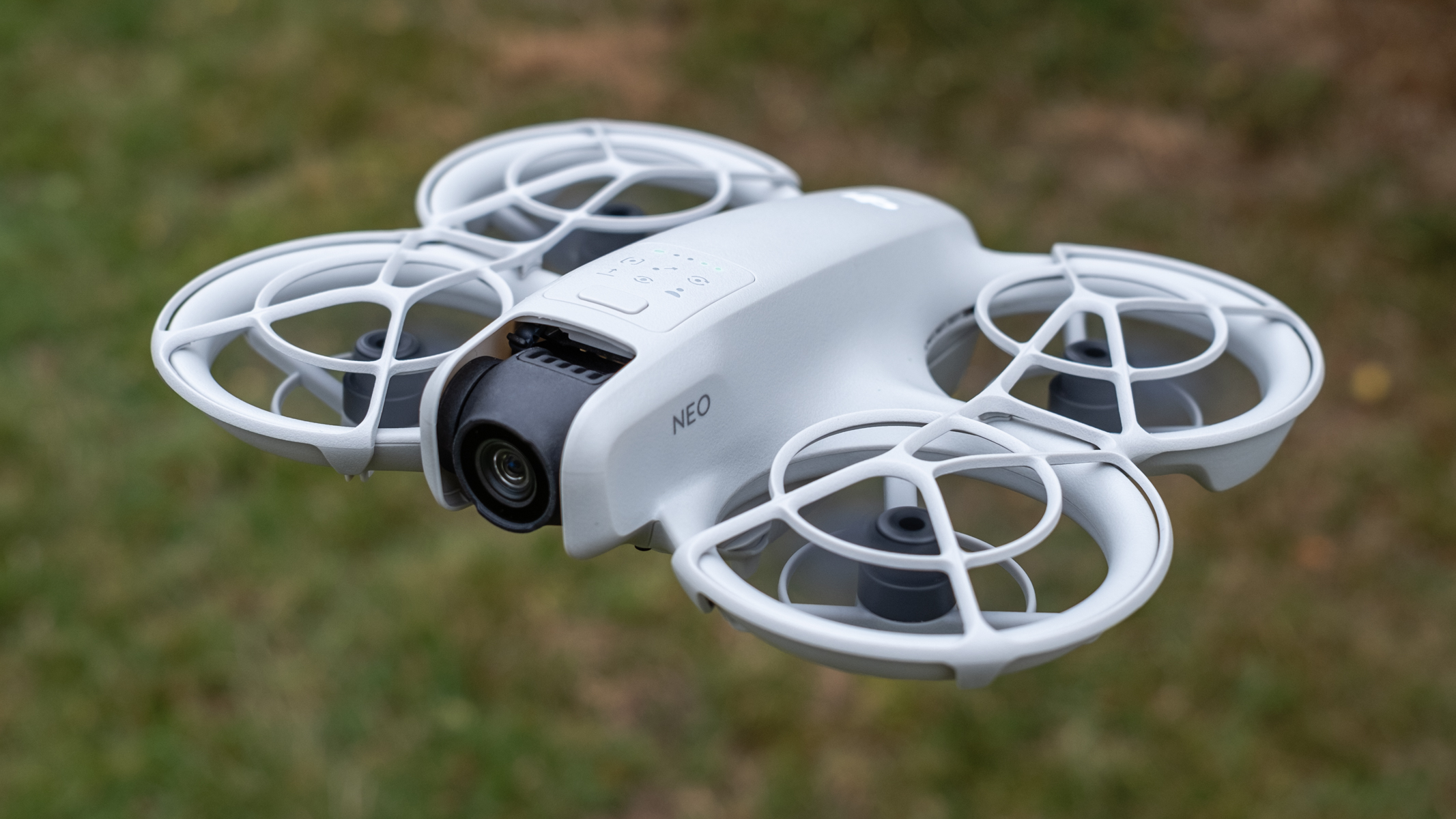 درون DJI Neo أثناء التحليق يُظهر صغر حجمه وخفة وزنه