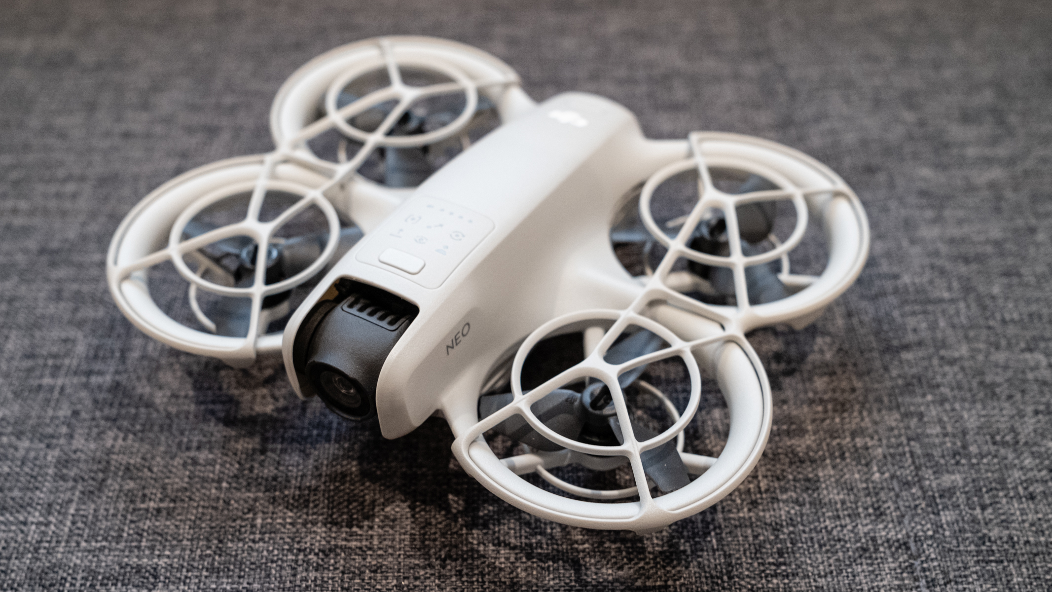 مقارنة حجم DJI Neo بكف اليد تُظهر صغر حجمه وسهولة حمله