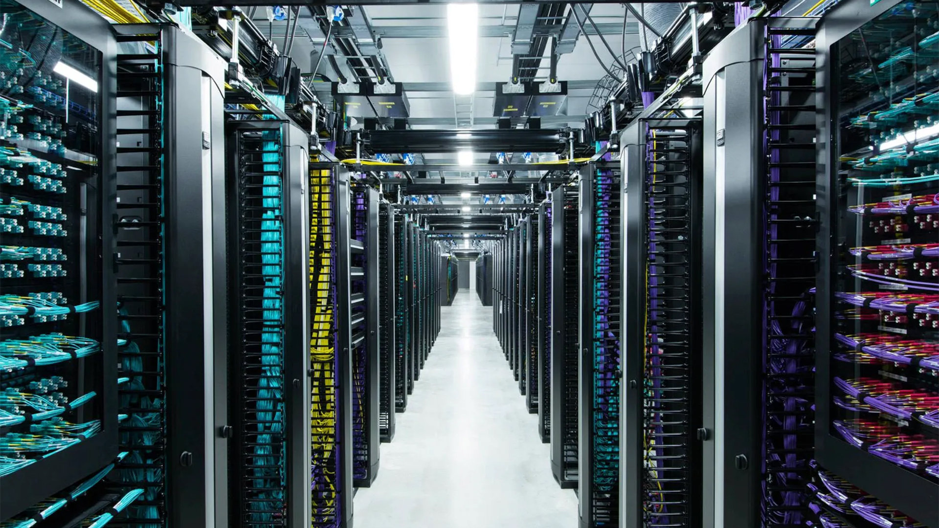 مركز بيانات حديث يجمع بين خوادم Arm وأنظمة GPU المسرّعة